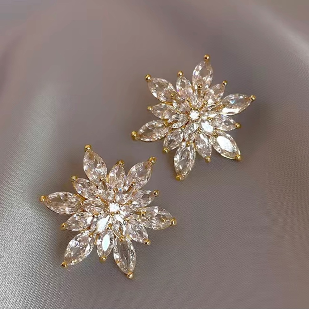 Glass earrings studs for beautiful girls, earring diameter is 2cm